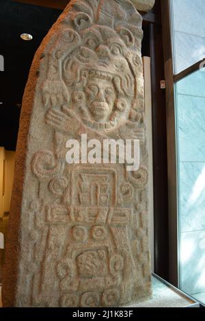 Stela Juquila Oaxaca. Die Figur trägt einen großen Jaguar Kopfschmuck und gekreuzte Arme in der Unterseite ist es gelesen Kartusche 3 Jaguar. Stockfoto