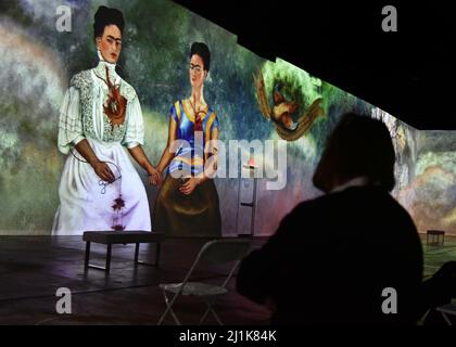 Pittsburgh, USA. 26. März 2022. Gäste beobachten die Immersive Frida Kahlo Ausstellung während ihrer VIP-Eröffnungsveranstaltung in Pittsburgh am Freitag, den 25. März 2022. Die 360-Grad-Erfahrung teilt den Ausstellungsraum mit der Original Immersive Van Gogh Ausstellung, die Ende 2021 eröffnet wurde. Foto von Archie Corper/UPI Credit: UPI/Alamy Live News Stockfoto