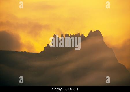 Heiliger Berg Beshbarmag bei Sonnenuntergang. Baku. Aserbaidschan. Stockfoto
