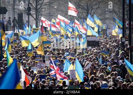 London, Großbritannien. 26.. März 2022. Großbritannien mit der Ukraine - Tausende von Ukrainern und Anhängern protestieren in der Stadt, während die russischen Streitkräfte ihre aggressive Militäraktion auf mehrere Regionen der Ukraine fortsetzen. Der Invasionskonflikt hat bisher über eintausend Zivilisten das Leben gekostet und 6,5 Millionen Menschen vertrieben, wobei 3,2 Millionen Flüchtlinge aus dem Land geflohen sind. Kredit: Guy Corbishley/Alamy Live Nachrichten Stockfoto