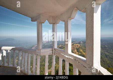 Blick auf die hügelige Landschaft von Sri Lanka in der Nähe von Kandy während eines schönen sonnigen Tages. Stockfoto