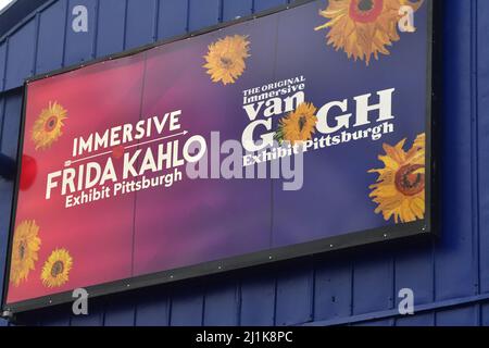 Pittsburgh, USA. 26. März 2022. Die Immersive Frida Kahlo Ausstellung veranstaltet am Freitag, den 25. März 2022, ihre VIP-Eröffnungsveranstaltung in Pittsburgh. Die 360-Grad-Erfahrung teilt den Ausstellungsraum mit der Original Immersive Van Gogh Ausstellung, die Ende 2021 eröffnet wurde. Foto von Archie Corper/UPI Credit: UPI/Alamy Live News Stockfoto