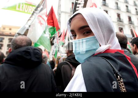 Madrid, Spanien. 26. März 2022. 2000 Menschen demonstrieren vor dem Außenministerium in Madrid für die Wendung der Regierung in Bezug auf die Westsahara unter Hunderten von Flaggen der saharauischen Demokratischen Arabischen Republik. Aus diesem Grund schickte der Präsident der Regierung Pedro Sánchez dem marokkanischen König Mohamed VI ein Schreiben, in dem der spanische Präsident erklärt, dass der von Marokko vorgeschlagene Autonomieplan der „ernsthafteste, realistischste und credible sei. Diese Position löste in Spanien Kritik aus, da sie mit ihrer traditionellen Neutralität in diesem Gebiet bricht. Kredit: dpa Bild alle Stockfoto