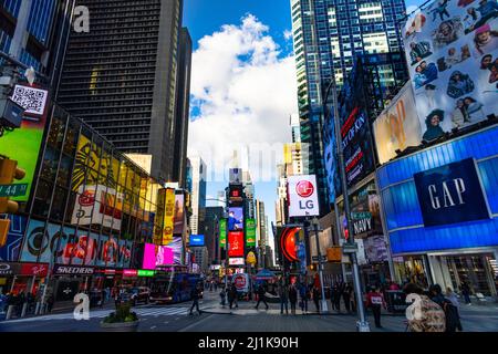 Viele bunte digitale Plakate blinken und leuchten zwischen Times Square NYC Stockfoto