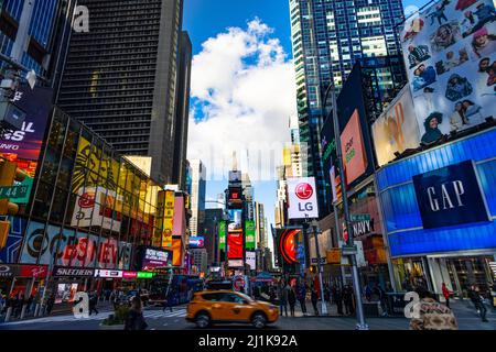 Viele bunte digitale Plakate blinken und leuchten zwischen Times Square NYC Stockfoto