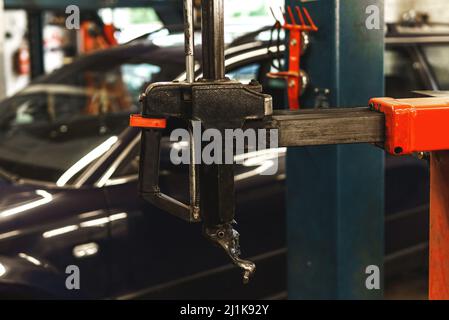 Pneumatische Autoreifenmontagemaschine in der Werkstatt Stockfoto