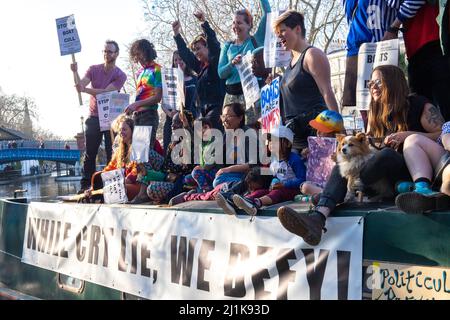 London, England, Großbritannien 26. März 2022 Boote sind Häuser Protest gegen die Keulung von Anlegeplätzen im Zentrum Londons. Die Demonstranten gehen vom Regent Park nach Little Venice mit Plakaten, die darauf hinweist, dass Boote Häuser sind, da rund 500 permanente Morgenflächen verloren gehen könnten, was diejenigen, die nicht konventionell leben, weiter aus der Stadt drängt. Stockfoto