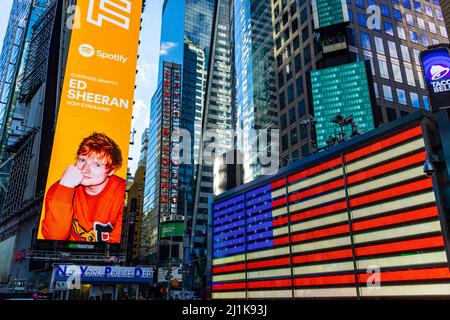 Die große digitale amerikanische Flagge leuchtet unter dem Times Square NYC Stockfoto