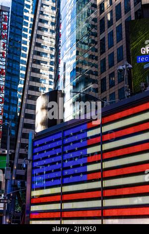 Die große digitale amerikanische Flagge leuchtet unter dem Times Square NYC Stockfoto