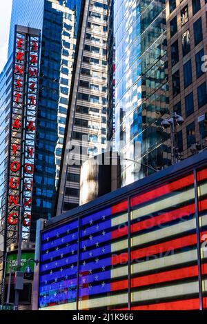 Die große digitale amerikanische Flagge leuchtet unter dem Times Square NYC Stockfoto