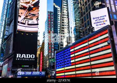 Die große digitale amerikanische Flagge leuchtet unter dem Times Square NYC Stockfoto