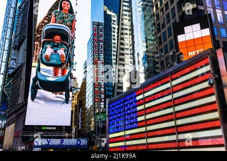 Die große digitale amerikanische Flagge leuchtet unter dem Times Square NYC Stockfoto