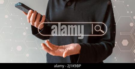 Mädchen verwendet eine Suchzeile auf ihrem Telefon, mit gezeichneter Symbolfigur. Stockfoto