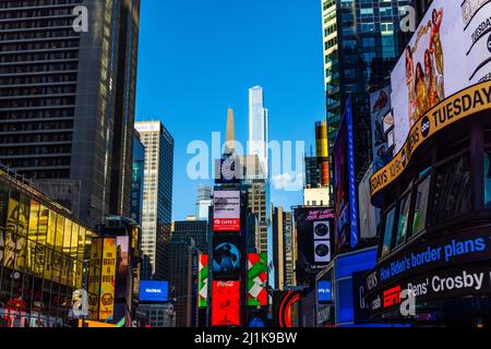 Viele bunte digitale Plakate blinken und leuchten zwischen Times Square NYC Stockfoto