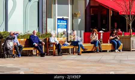 Dundee, Tayside, Schottland, Großbritannien. 26.. März 2022.die Temperaturen in Teilen von Nordostschottland erreichten aufgrund der warmen März-Sonne 18 Grad. Die Bewohner von Dundee sind im Stadtzentrum unterwegs, nutzen das herrliche warme Frühlingswochenende und haben eine gute Zeit, um sich mit anderen zu unterhalten. Kredit: Dundee Photographics/Alamy Live Nachrichten Stockfoto