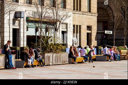 Dundee, Tayside, Schottland, Großbritannien. 26.. März 2022.die Temperaturen in Teilen von Nordostschottland erreichten aufgrund der warmen März-Sonne 18 Grad. Die Bewohner von Dundee sind im Stadtzentrum unterwegs, nutzen das herrliche warme Frühlingswochenende und haben eine gute Zeit, um sich mit anderen zu unterhalten. Kredit: Dundee Photographics/Alamy Live Nachrichten Stockfoto