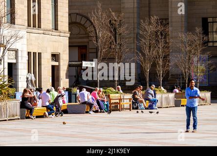 Dundee, Tayside, Schottland, Großbritannien. 26.. März 2022.die Temperaturen in Teilen von Nordostschottland erreichten aufgrund der warmen März-Sonne 18 Grad. Die Bewohner von Dundee sind im Stadtzentrum unterwegs, nutzen das herrliche warme Frühlingswochenende und haben eine gute Zeit, um sich mit anderen zu unterhalten. Kredit: Dundee Photographics/Alamy Live Nachrichten Stockfoto
