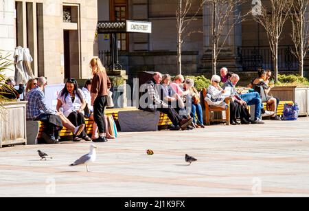 Dundee, Tayside, Schottland, Großbritannien. 26.. März 2022.die Temperaturen in Teilen von Nordostschottland erreichten aufgrund der warmen März-Sonne 18 Grad. Die Bewohner von Dundee sind im Stadtzentrum unterwegs, nutzen das herrliche warme Frühlingswochenende und haben eine gute Zeit, um sich mit anderen zu unterhalten. Kredit: Dundee Photographics/Alamy Live Nachrichten Stockfoto