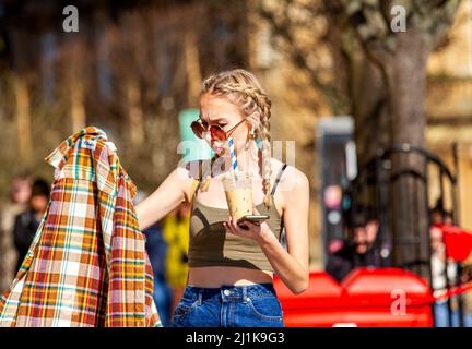 Dundee, Tayside, Schottland, Großbritannien. 26.. März 2022.die Temperaturen in Teilen von Nordostschottland erreichten aufgrund der warmen März-Sonne 18 Grad. Die Bewohner von Dundee sind im Stadtzentrum unterwegs, nutzen das herrliche warme Frühlingswochenende und haben eine gute Zeit, um sich mit anderen zu unterhalten. Kredit: Dundee Photographics/Alamy Live Nachrichten Stockfoto