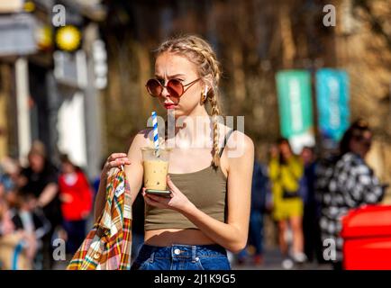Dundee, Tayside, Schottland, Großbritannien. 26.. März 2022.die Temperaturen in Teilen von Nordostschottland erreichten aufgrund der warmen März-Sonne 18 Grad. Die Bewohner von Dundee sind im Stadtzentrum unterwegs, nutzen das herrliche warme Frühlingswochenende und haben eine gute Zeit, um sich mit anderen zu unterhalten. Kredit: Dundee Photographics/Alamy Live Nachrichten Stockfoto