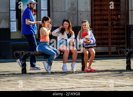 Dundee, Tayside, Schottland, Großbritannien. 26.. März 2022.die Temperaturen in Teilen von Nordostschottland erreichten aufgrund der warmen März-Sonne 18 Grad. Die Bewohner von Dundee sind im Stadtzentrum unterwegs, nutzen das herrliche warme Frühlingswochenende und haben eine gute Zeit, um sich mit anderen zu unterhalten. Kredit: Dundee Photographics/Alamy Live Nachrichten Stockfoto