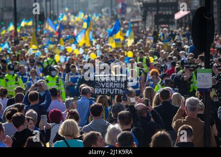 London, Großbritannien. 26. März 2022. Zehntausende marschierten durch das Zentrum Londons im marsch „London steht mit der Ukraine“, der von Bürgermeister Sadiq Khan organisiert wurde. Kredit: ZUMA Press, Inc./Alamy Live Nachrichten Stockfoto