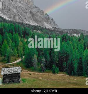 Das Heiligtum Santa Croce in Alta Badia mit Blick auf die Berge des Naturparks Fanes – Sennes – Prags in den italienischen Dolomiten Stockfoto