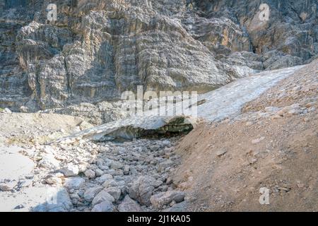 Die Schneehöhle bei SAS dla Crusc/Santa Croce Stockfoto