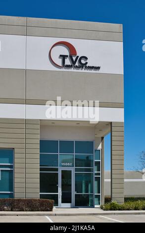 Houston, Texas USA 03-20-2022: Außenansicht des TVC-Bürogebäudes in Houston, TX. Haupteingang der Tiger Valve Company in vertikalem Format. Stockfoto