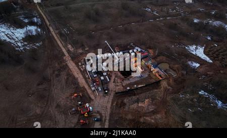 Bau eines Stadtkanals in einer Einöde. Bauarbeiten sichtbar. Luftaufnahmen. Stockfoto