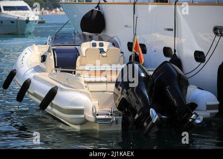 Cockpit Boot in der Nähe der Luxus-Motoryacht auf dem Meer vertäut Stockfoto