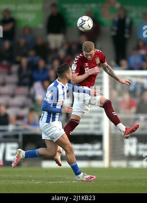 Mitchell Pinnock (rechts) von Northampton Town steht im zweiten Spiel der Sky Bet League im Sixfields Stadium in Northampton vor Luke Molyneux von Hartlepool United. Bilddatum: Samstag, 26. März 2022. Stockfoto