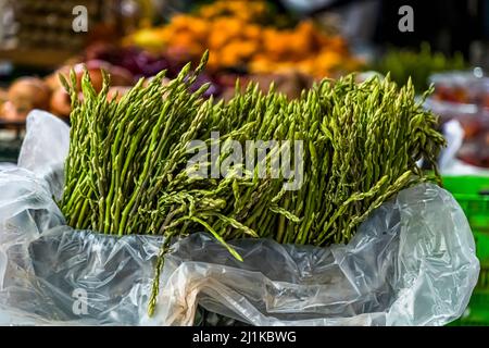 Wilder Spargel auf einem Gemüsestand des Marktes von Lefkoşa, Türkische Republik Nordzypern (TRNC) Stockfoto