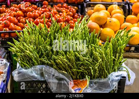 Wilder Spargel auf einem Gemüsestand des Marktes von Lefkoşa, Türkische Republik Nordzypern (TRNC) Stockfoto
