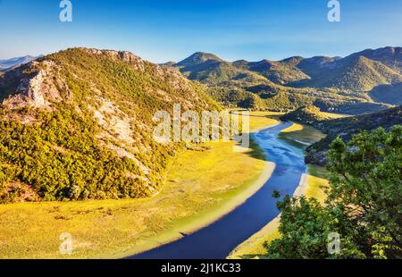 Gewundener Fluss, der durch Berge fließt. Naturpark. Dramatische Szene. Rijeka Crnojevica. Das Hotel liegt in der Nähe des Skadar-Sees, Montenegro, Europa. Beauty-Welt. Stockfoto