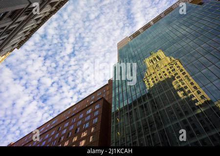 Cirrocumulus Wolken schweben über den East Village Gebäuden NYC Stockfoto