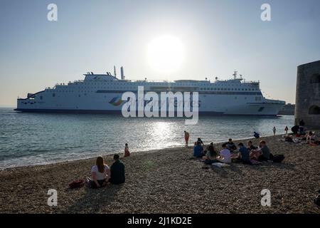 Salamanca von Brittany Ferries, die erste Fähre in Großbritannien, die auf dem umweltfreundlicheren Flüssiggas (LNG) fährt, erreicht den internationalen Hafen von Portsmouth in Hampshire. Die Fähre wird am Sonntag ihre erste Reise nach Bilbao, Spanien, antreten und mehr als 600 Passagiere und Frachtfahrzeuge befördern. Bilddatum: Samstag, 26. März 2022. Stockfoto