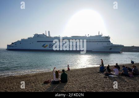 Salamanca von Brittany Ferries, die erste Fähre in Großbritannien, die auf dem umweltfreundlicheren Flüssiggas (LNG) fährt, erreicht den internationalen Hafen von Portsmouth in Hampshire. Die Fähre wird am Sonntag ihre erste Reise nach Bilbao, Spanien, antreten und mehr als 600 Passagiere und Frachtfahrzeuge befördern. Bilddatum: Samstag, 26. März 2022. Stockfoto