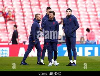 Die Engländer Luke Shaw (links), Mason Mount und Declan Rcy inspizieren das Spielfeld vor dem internationalen Spiel der Alzheimer's Society im Wembley Stadium, London. Bilddatum: Samstag, 26. März 2022. Stockfoto