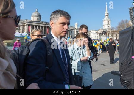 London, Großbritannien. März 2022. Ukrainischer Botschafter im Vereinigten Königreich Vadym Prystaiko auf dem Trafalgar Square, London, zu einer öffentlichen Demonstration zur Unterstützung der Ukraine. Die Teilnehmer tragen blaue und gelbe Gegenstände, die die ukrainische Flagge symbolisieren. Die Nationalgalerie und die Kirche St. Martin-in-the-Fields sind im Hintergrund zu sehen. Penelope Barritt/Alamy Live News Stockfoto