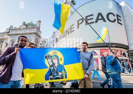 London, Großbritannien. 26. März 2022. Am Zirkus Piccadilly vorbei am Frieden sicn - ‘London steht mit der Ukraine' beginnt ein solidaritätsmarsch von der Park Lane aus, vorbei an Yoko Onos Botschaft ‘IMAGINE PEACE' auf den Piccadilly Lights und endet mit einer Mahnwache auf dem Trafalgar Square. Organisiert vom Bürgermeister von London, in Partnerschaft mit CIRCA und dem Yoko Ono ‘Imagine Peace'-Projekt, mit Unterstützung von Landsec. Jeder, der spenden möchte, um den Opfern von Konflikten zu helfen, wird dazu aufgefordert, dies über UNCERF (Central Emergency Response Fund der Vereinten Nationen) zu tun. Kredit: Guy Bell/Alamy Live Nachrichten Stockfoto