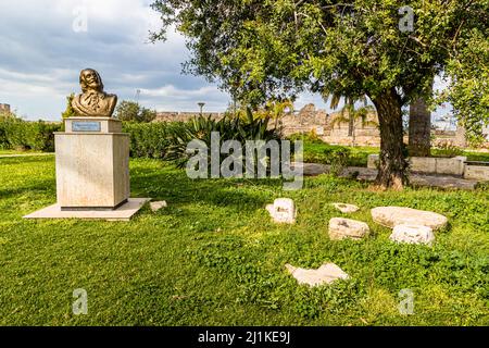 Neben der Festung Famagusta aus dem 14. Jahrhundert mit ihrer Otello-Säule befindet sich eine Büste des Dichters William Shakespeare. Gazimağusa, Türkische Republik Nordzypern (TRNC) Stockfoto