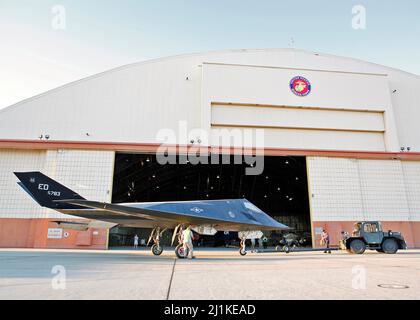 Edwards AFB, USA. 08. Juni 2012. Ein F-117 Nighthawk Stealth-Kampfflugzeug der US Air Force, das Rufzeichen Scorpion 4, wird zur Renovierung in einen Wartungshangar 1210 geschleppt, bevor es am 8. Juni 2012 im Air Force Flight Test Center Museum auf der Edwards Air Force Base, Kalifornien, ausgestellt wird. Quelle: Jet Fabara/US Air Force/Alamy Live News Stockfoto