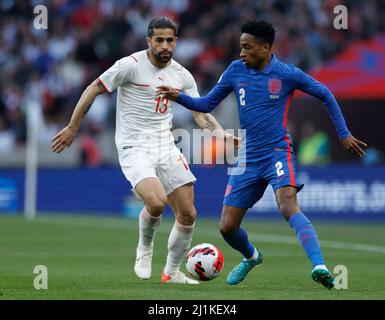 Der Schweizer Ricardo Rodriguez (links) und der Engländer Kyle Walker-Peters kämpfen beim internationalen Spiel der Alzheimer's Society im Wembley Stadium, London, um den Ball. Bilddatum: Samstag, 26. März 2022. Stockfoto