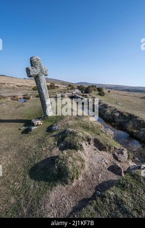 Altes Steinkreuz namens Windy Post und Markierung auf dem Dartmoor Stockfoto