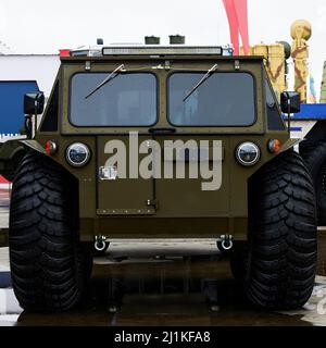 Geländefahrzeug mit Niederdruckreifen, mit automatischem Reifenpumpensystem. Extreme Potenz. Riesige Räder eines Geländefahrzeugs. ATV-Monster Stockfoto