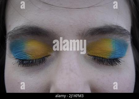 London, Großbritannien. 26.. März 2022. Großbritannien mit der Ukraine - Tausende von Ukrainern und Anhängern protestieren in der Stadt, während die russischen Streitkräfte ihre aggressive Militäraktion auf mehrere Regionen der Ukraine fortsetzen. Der Invasionskonflikt hat bisher über eintausend Zivilisten das Leben gekostet und 6,5 Millionen Menschen vertrieben, wobei 3,2 Millionen Flüchtlinge aus dem Land geflohen sind. Kredit: Guy Corbishley/Alamy Live Nachrichten Stockfoto