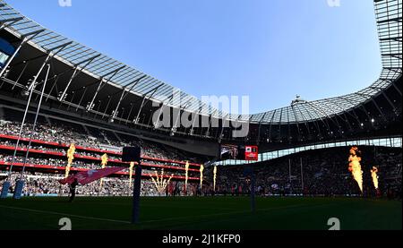 Tottenham, Großbritannien. 26. März 2022. Premiership Rugby. Saracens V Bristol Bears. Das Tottenham Hotspur Stadium. Tottenham. Das Feuerwerk geht zu Beginn des Showdown 2 los, in Verbindung mit dem City Index trägt Saracens V Bristol das Rugby-Spiel Gallagher Premiership. Kredit: Sport In Bildern/Alamy Live Nachrichten Stockfoto