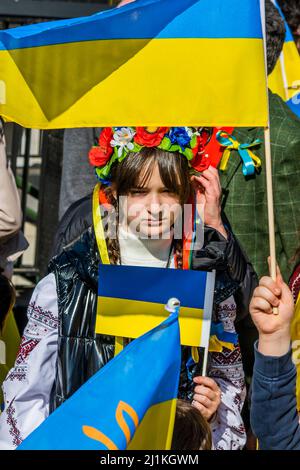 London, Großbritannien. 26. März 2022. ‘London steht bei der Ukraine' beginnt mit einem solidaritätsmarsch von der Park Lane aus, vorbei an Yoko Onos Botschaft ‘IMAGINE PEACE' auf den Piccadilly Lights und endet mit einer Mahnwache auf dem Trafalgar Square. Organisiert vom Bürgermeister von London, in Partnerschaft mit CIRCA und dem Yoko Ono ‘Imagine Peace'-Projekt, mit Unterstützung von Landsec. Jeder, der spenden möchte, um den Opfern von Konflikten zu helfen, wird dazu aufgefordert, dies über UNCERF (Central Emergency Response Fund der Vereinten Nationen) zu tun. Kredit: Guy Bell/Alamy Live Nachrichten Stockfoto