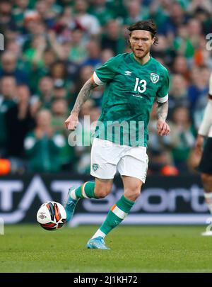 26.. März 2022 ; Aviva Stadium, Dublin, Irland; Internationale Fußballmannschaft, Republik Irland gegen Belgien; Jeff Hendrick am Ball für die irische Republik Stockfoto